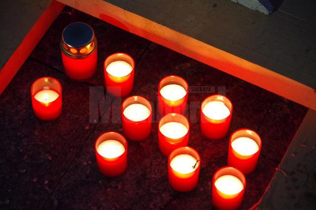 Zeci de lumânări aprinse în centrul Sucevei, pentru comemorarea victimelor violenței domestice