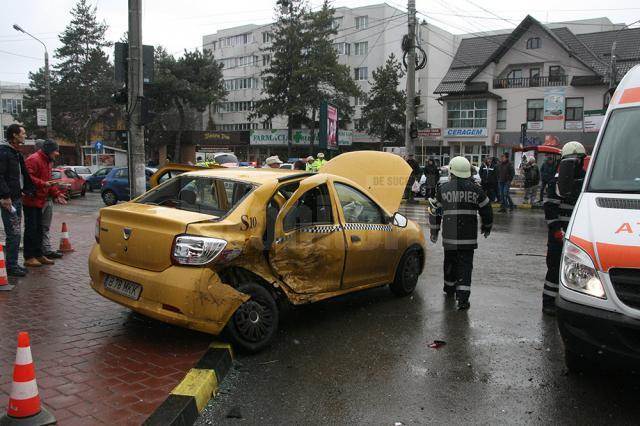Taximetrul în care se aflau cei doi a fost izbit în plin și aruncat pe trotuar
