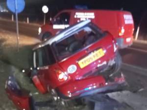 Autoturismul în care se aflau cei patru s-a rotit pe drum și a rămas suspendat pe timpanul unui podeţ