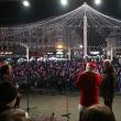 Moș Crăciun a venit pe scenă, să ofere cadouri, la chemarea primarului Ion Lungu