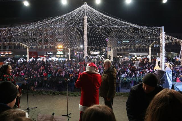 Moș Crăciun a venit pe scenă, să ofere cadouri, la chemarea primarului Ion Lungu