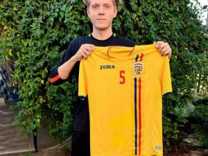 Ultimul tricou scos la licitaţie îi aparţine internaţionalului de juniori Laurenţiu Hagiu