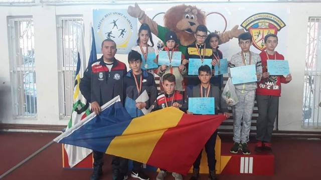 Micii atleţi dorneni s-au întors medaliaţi de la Iași