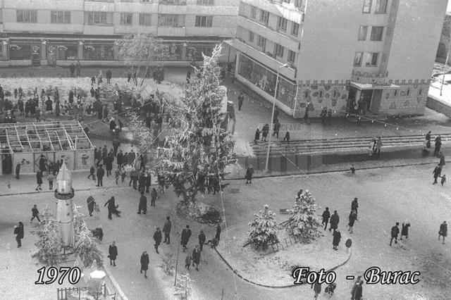 Între Moş Gerilă şi Moş Crăciun. Fotografii rare cu oraşul Suceava împodobit de sărbători