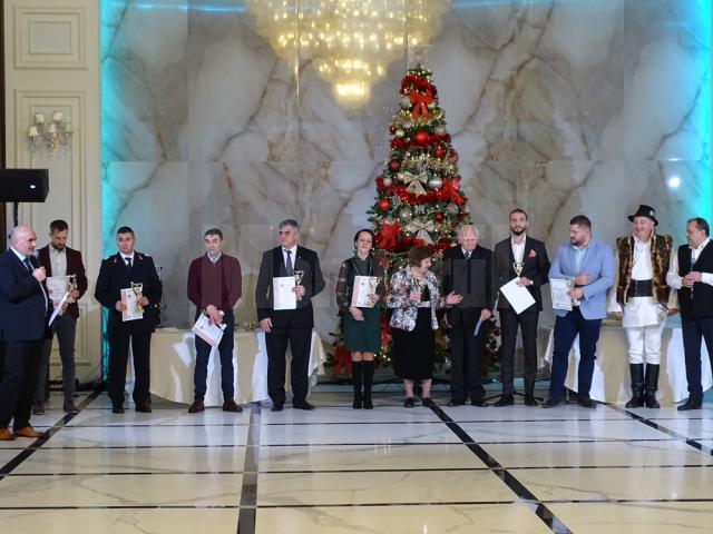 Laureații Ediției a VIII-a a Galei Monitorul "Top 10 Suceveni" (fără ÎPS Pimen, plecat mai devreme) - Foto: Cosmin Romega