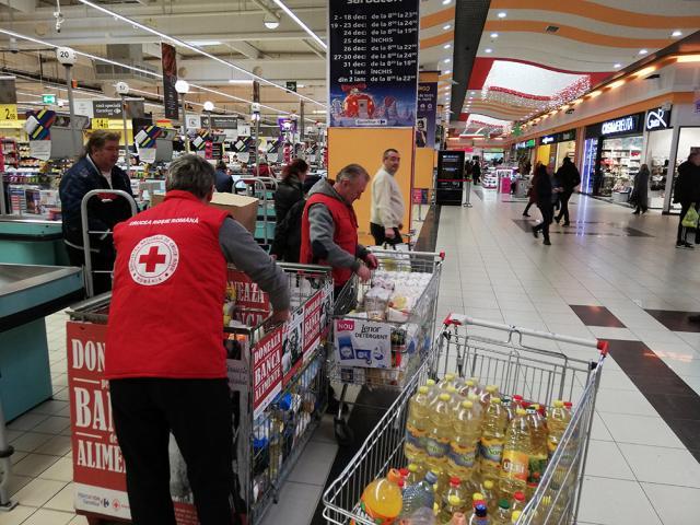 Crucea Roşie colectează alimente neperisabile pentru persoanele nevoiaşe