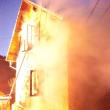 O femeie de 77 de ani și-a găsit sfârșitul în locuința cuprinsă de flăcări