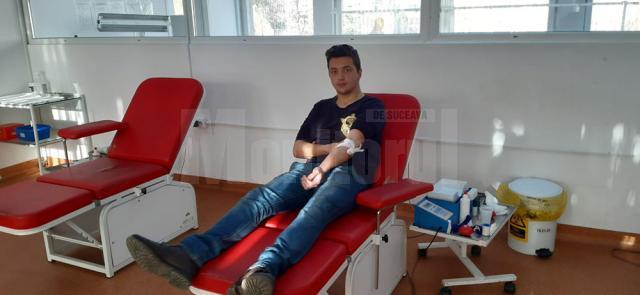 Elevi de la Colegiul Tehnic „Mihai Băcescu” Fălticeni și profesorul lor de informatică au donat, luni, sânge