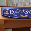 Oferte proaspete şi accesorii gastronomice oferite în magazinul firmei „Pasta Buonissima”