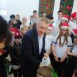Primarul Eduard Dziminschi a împărţit 500 de cadouri cu dulciuri, sucuri şi produse alimentare destinate celor mici
