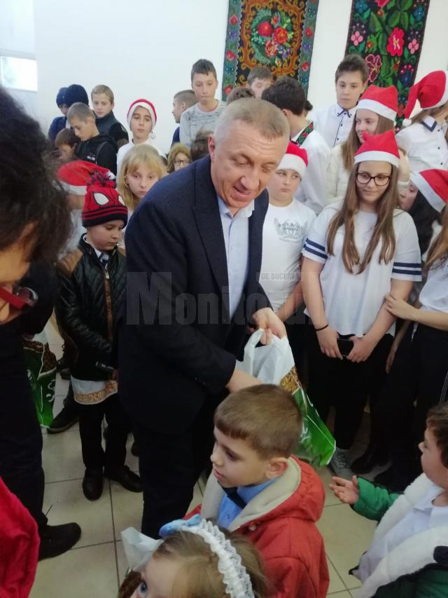Primarul Eduard Dziminschi a împărţit 500 de cadouri cu dulciuri, sucuri şi produse alimentare destinate celor mici