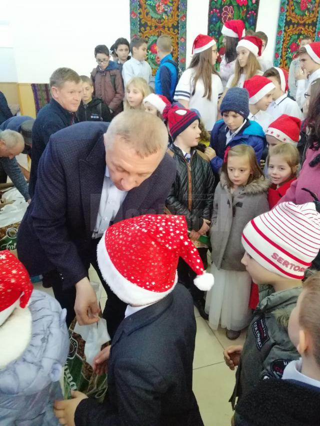 Moş Crăciun a venit în avans pentru copiii din Moara