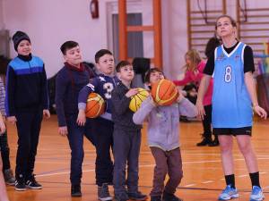 „Și moșul joacă baschet”, vineri, pentru copiii defavorizați din două școli sucevene