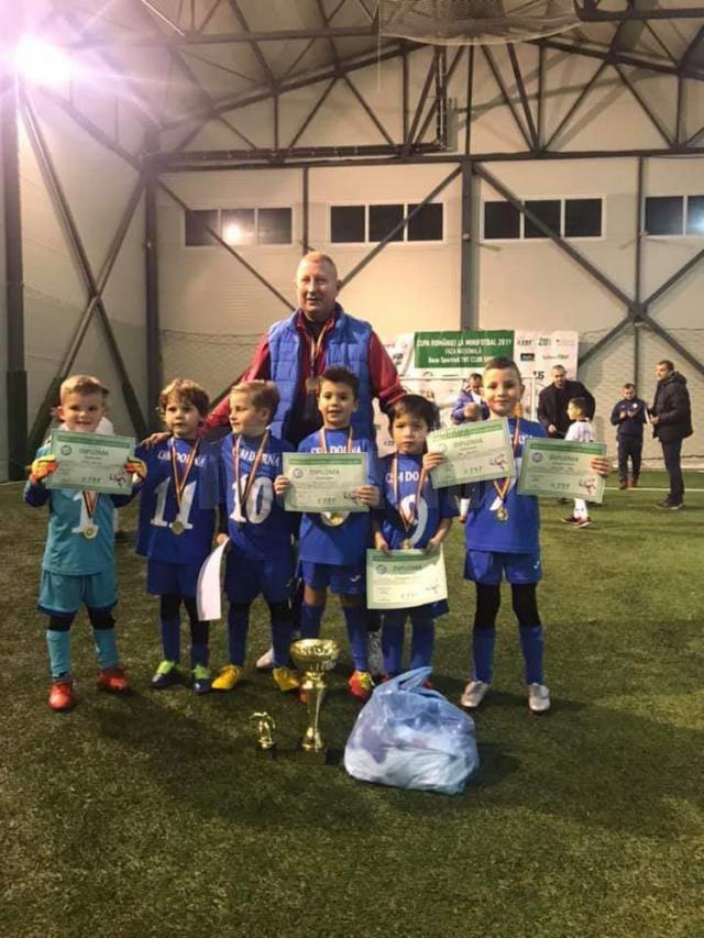 Antrenorul Mihaiţă Szekely alături de micii fotbalişti de la Dorna Vatra Dornei