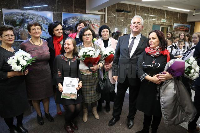 Primarul Ion Lungu a premiat cei 35 de elevi olimpici și 26 de profesori îndrumători, înaintea ultimei ședințe de Consiliu Local de anul acesta