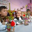 Copiii din Moldovița au împodobit puieții de brad pe care îi vor planta în primavară, să crească mari