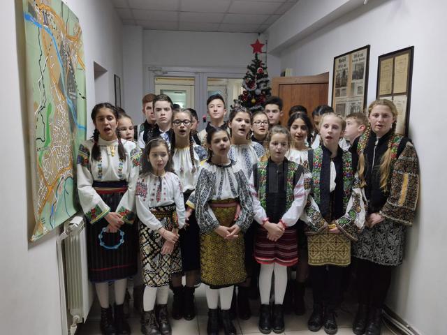 Colindători de la Școala ”Constantin Morariu” Pătrăuți, la sediul Monitorul de Suceava