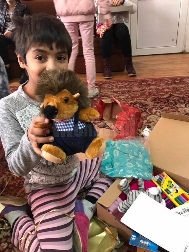 Copii de la grădinița Liceului Filadelfia au oferit ieri cadouri de Crăciun copiilor din Centrul de plasament Solca