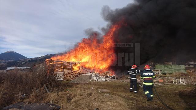 Incendiul a fost violent, arzând bunuri de valoare din interior