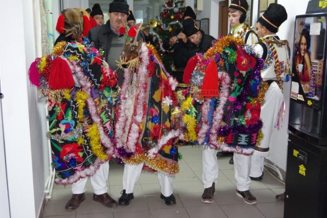 Redacţia Monitorului de Suceava a fost colindată vineri de un grup de tineri din Fântânele