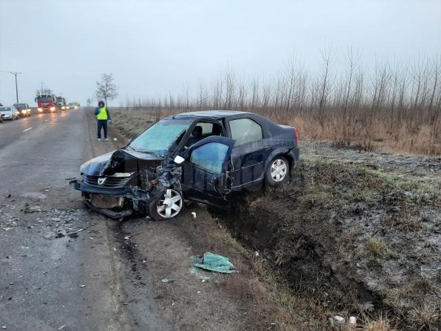 Autoturismul Dacia Logan a fost grav avariat, soferul ramanand incarcerat in masina