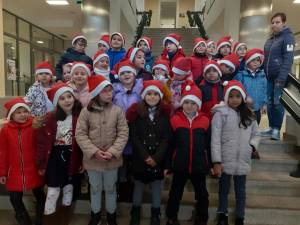 Elevi ai Şcolii Gimnaziale Nr. 1 au vestit venirea Crăciunului la muzeele din oraş