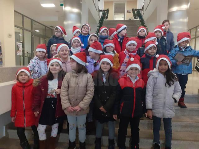 Elevi ai Şcolii Gimnaziale Nr. 1 au vestit venirea Crăciunului la muzeele din oraş