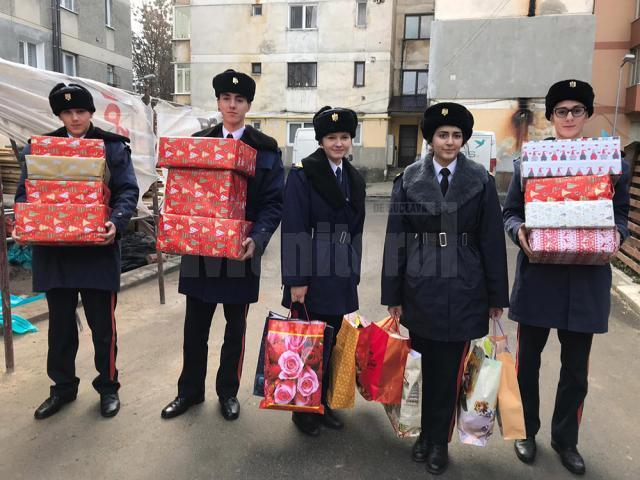 Elevii Colegiului Naţional Militar, implicaţi în campania caritabilă Shoe Box