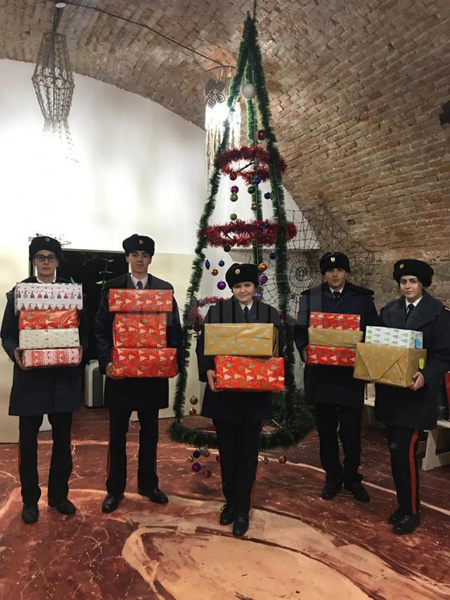 Elevii Colegiului Naţional Militar, implicaţi în campania caritabilă Shoe Box