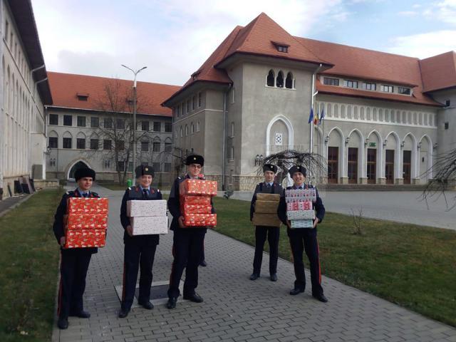 Elevii Colegiului Naţional Militar, implicaţi în campania caritabilă Shoe Box