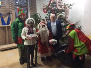 Moş Crăciun a împărţit daruri copiilor la primăria rădăuţeană