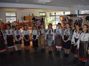 Elevii școlii au confecționat măști tradiționale specifice sărbătorilor de iarnă Vernisajul expoziției de măști tradiționale