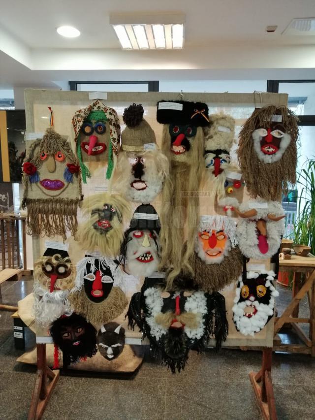 Elevii școlii au confecționat măști tradiționale specifice sărbătorilor de iarnă Vernisajul expoziției de măști tradiționale