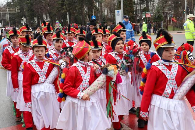 Cel mai mare Festivalul al Obiceiurilor de Iarnă din România a atras peste 10.000 de spectatori în centrul Sucevei