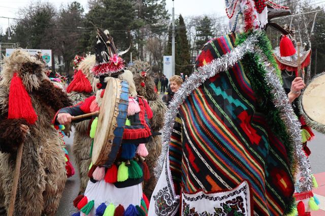 Cel mai mare Festivalul al Obiceiurilor de Iarnă din România a atras peste 10.000 de spectatori în centrul Sucevei