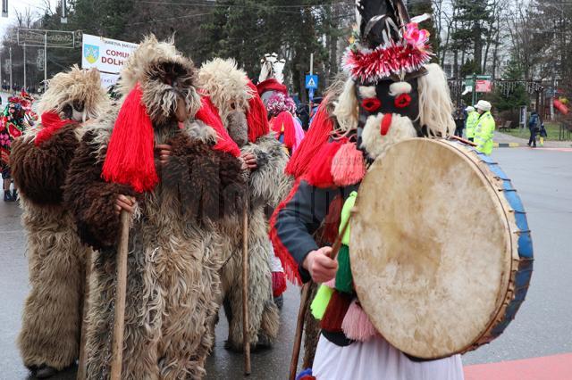 Cel mai mare Festivalul al Obiceiurilor de Iarnă din România a atras peste 10.000 de spectatori în centrul Sucevei