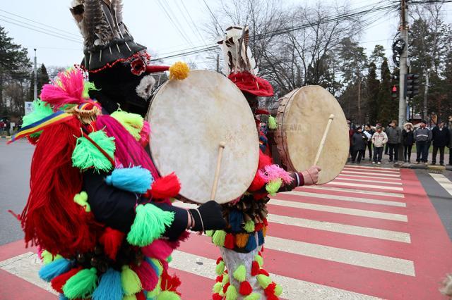 Cel mai mare Festivalul al Obiceiurilor de Iarnă din România a atras peste 10.000 de spectatori în centrul Sucevei