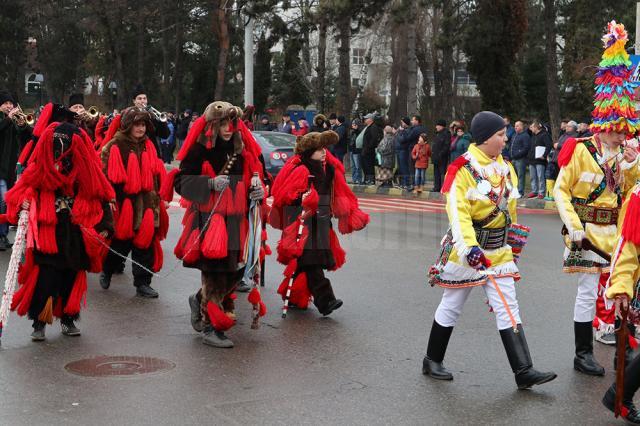 Cel mai mare Festivalul al Obiceiurilor de Iarnă din România a atras peste 10.000 de spectatori în centrul Sucevei