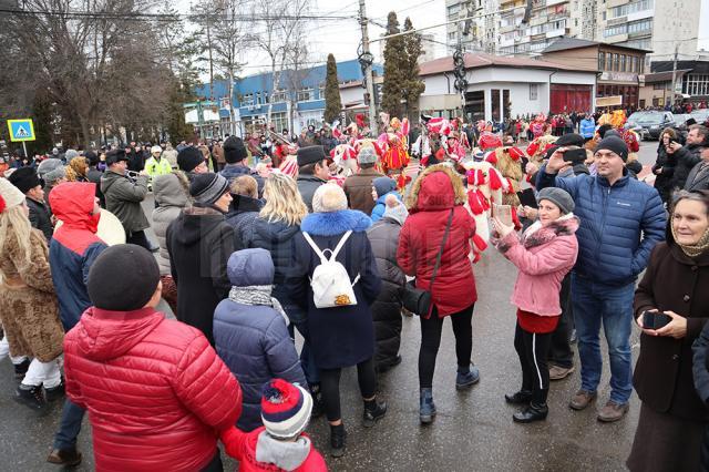 Cel mai mare Festivalul al Obiceiurilor de Iarnă din România a atras peste 10.000 de spectatori în centrul Sucevei