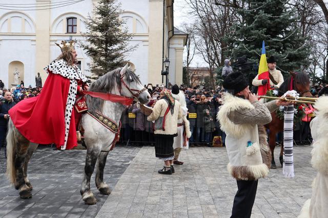 Cel mai mare Festivalul al Obiceiurilor de Iarnă din România a atras peste 10.000 de spectatori în centrul Sucevei