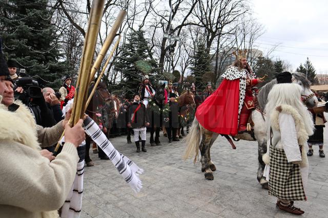 Cel mai mare Festivalul al Obiceiurilor de Iarnă din România a atras peste 10.000 de spectatori în centrul Sucevei