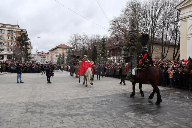 Cel mai mare Festivalul al Obiceiurilor de Iarnă din România a atras peste 10.000 de spectatori în centrul Sucevei