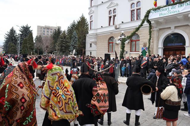 Cel mai mare Festivalul al Obiceiurilor de Iarnă din România a atras peste 10.000 de spectatori în centrul Sucevei