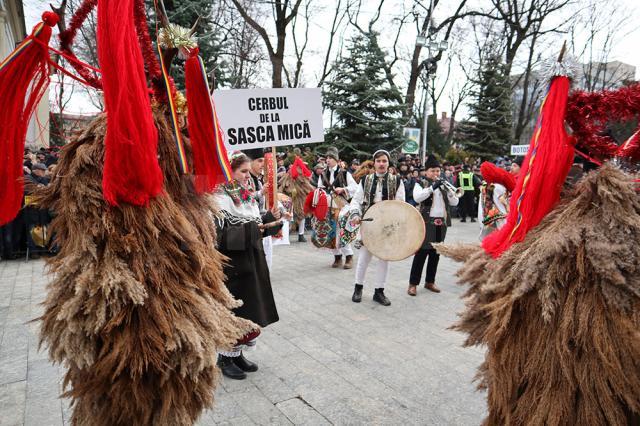 Cel mai mare Festivalul al Obiceiurilor de Iarnă din România a atras peste 10.000 de spectatori în centrul Sucevei