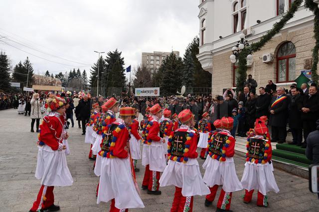 Cel mai mare Festivalul al Obiceiurilor de Iarnă din România a atras peste 10.000 de spectatori în centrul Sucevei