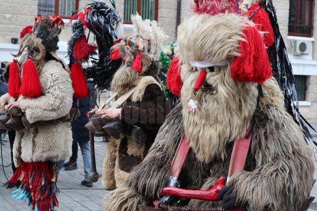 Cel mai mare Festivalul al Obiceiurilor de Iarnă din România a atras peste 10.000 de spectatori în centrul Sucevei