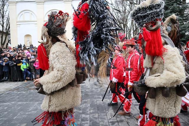 Cel mai mare Festivalul al Obiceiurilor de Iarnă din România a atras peste 10.000 de spectatori în centrul Sucevei