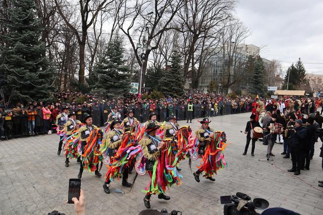 Cel mai mare Festivalul al Obiceiurilor de Iarnă din România a atras peste 10.000 de spectatori în centrul Sucevei