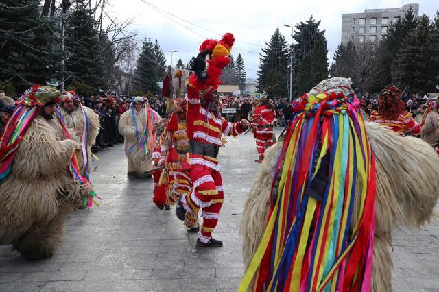 Cel mai mare Festivalul al Obiceiurilor de Iarnă din România a atras peste 10.000 de spectatori în centrul Sucevei