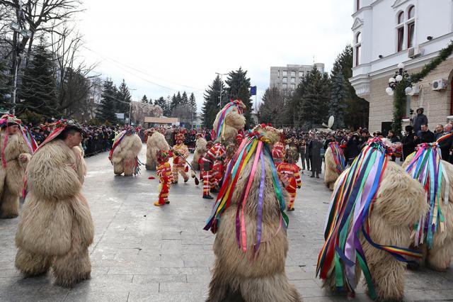 Cel mai mare Festivalul al Obiceiurilor de Iarnă din România a atras peste 10.000 de spectatori în centrul Sucevei